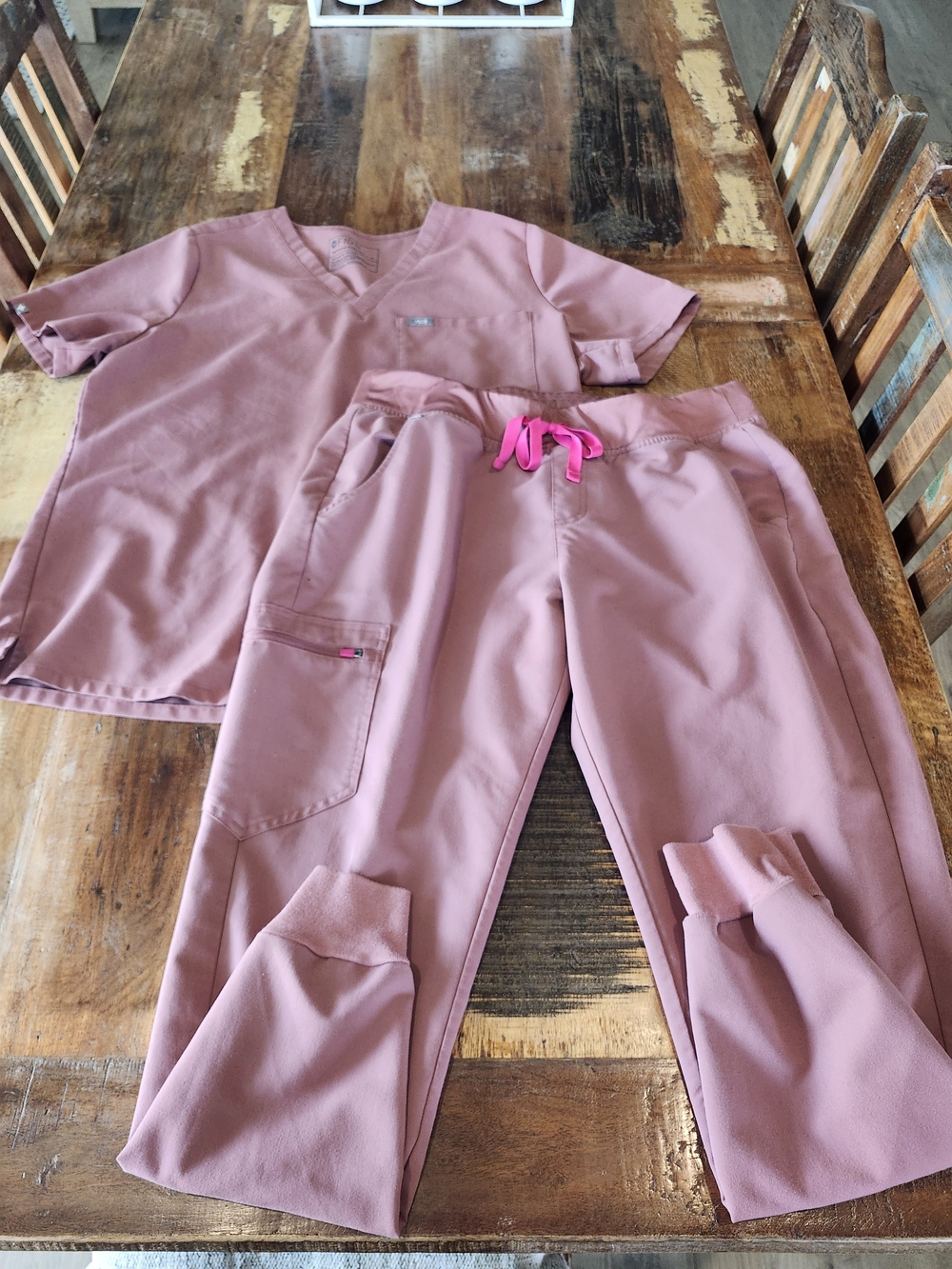 FIGS Dusty Rose V-Neck Scrub Top L/XL